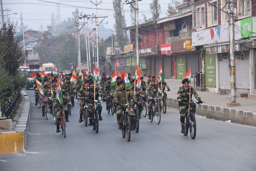 STCBSFKASHMIR's tweet photo. #Cycle_Rally took place from Humhama Campus BSF to Dal Lake, Botanical Garden Srinagar to #promote sense of #patriotism and #integrity among citizens.
#RashtriyaEktaDivas2022
#First_line_of_Defense
@PMOIndia
@HMOIndia
@BSF_India
@BSF_Kashmir https://t.co/16bEC6IN8k