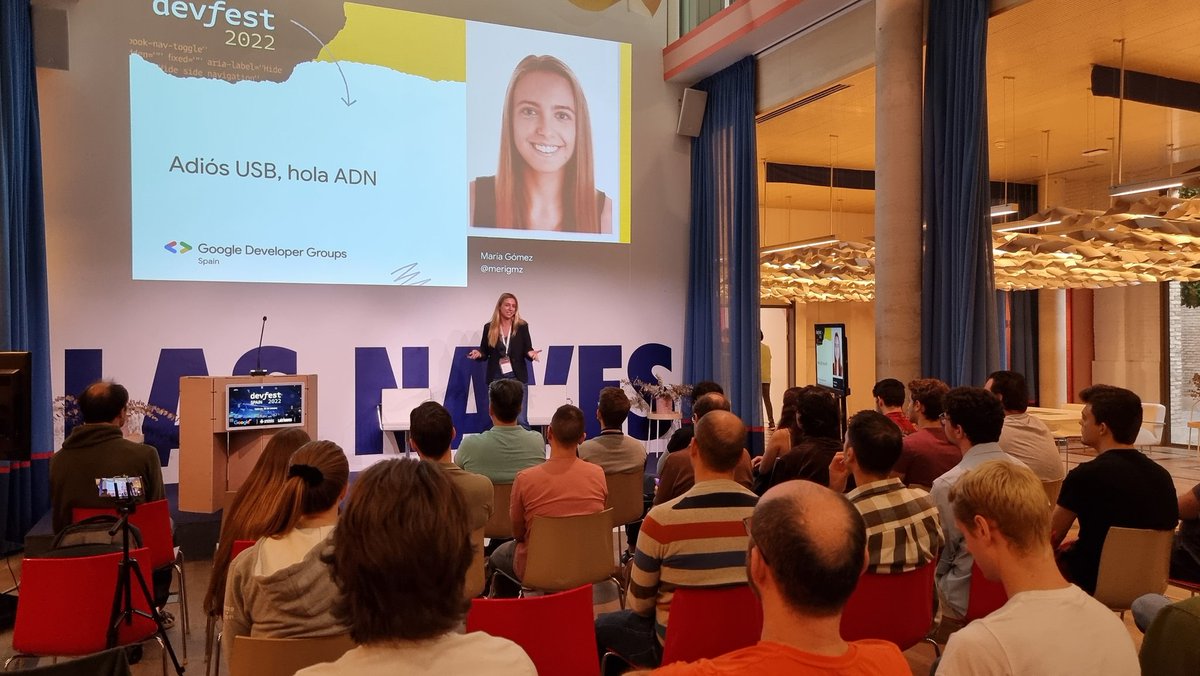 Maria Gómez <a href="/merigmz/">María Gómez</a> del @DSC_Valencia y estudiante de Biotecnologia en la <a href="/UPV/">Universitat Politècnica de València</a> nos adelanta el futuro con su charla Adiós USB, hola ADN, en el #DevFest del <a href="/GDG_ES/">GDG Spain</a> junto a @GoogleDevEurope