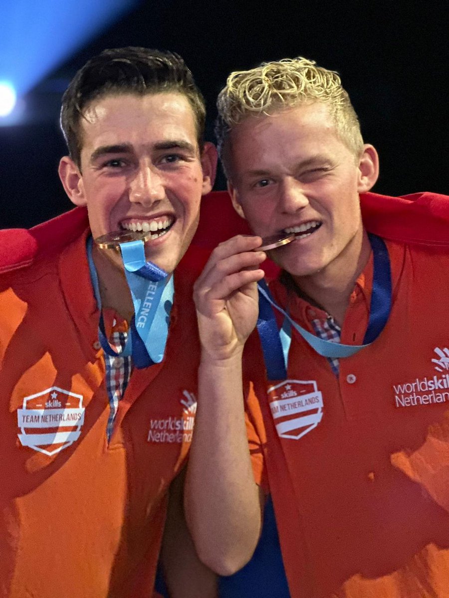 GroenOndernemen's tweet photo. Nederlands kampioenen Tuinaanleg 2022 - Jorn Houdijk en Nathan den Besten van Yuverta Houten - winnen tijdens het WK Tuinaanleg in Tallinn (Estland) een Medal for Excellence en de 8e plaats van de 16! Van harte gefeliciteerd!

#wktuinaanleg #worldskillsnetherlands #vhg #trots https://t.co/7GlNhi2pQW