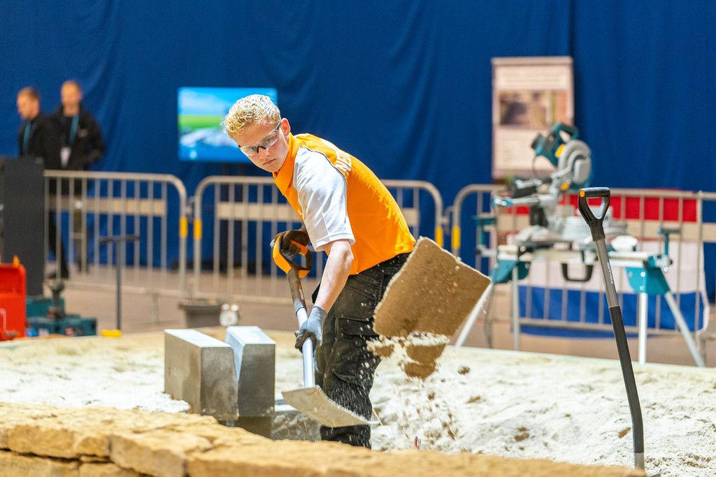 GroenOndernemen's tweet photo. Nederlands kampioenen Tuinaanleg 2022 - Jorn Houdijk en Nathan den Besten van Yuverta Houten - winnen tijdens het WK Tuinaanleg in Tallinn (Estland) een Medal for Excellence en de 8e plaats van de 16! Van harte gefeliciteerd!

#wktuinaanleg #worldskillsnetherlands #vhg #trots https://t.co/7GlNhi2pQW