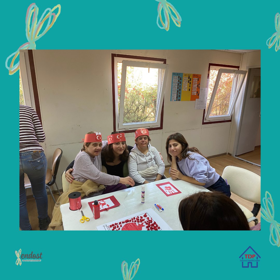 TDP_ENDOST's tweet photo. Çocuklarımızla beraber kırmızı krapon kağıtlarından Türk Bayrağı hazırladık, sonrasında el boyama etkinliğimizi gerçekleştirdik. ❤️ 29 Ekim Cumhuriyet Bayramı temalı etkinliğimizde, çocuklarımıza önceden hazırladığımız taçları götürmeyi de ihmal etmedik. https://t.co/t8WtBwzBU3