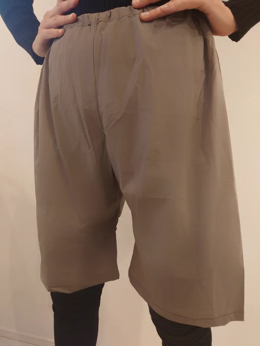 コンパクトハーフパンツのうす茶とグレーの色味。しわしわですまないしかし秋冬にピッタリのくすみカラーでオシャレな&amp;ジャージによくあいそう 