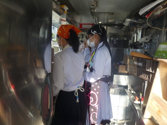 toyoshokoushiki's tweet photo. 文化祭等の当日風景第七弾です。
「課題研究」PHLab講座の生徒たちがビオ・あつみ様とコラボして、総菜開���に取り���み、『トマトソースにおぼれたまぐろ』を使ったピザを提案し、キッチンカーで販売しました。
#豊橋商業 #豊商 #文化祭 #PHLab #ビオ・あつみ #トマトソースにおぼれたまぐろ https://t.co/Z5z267zV0V