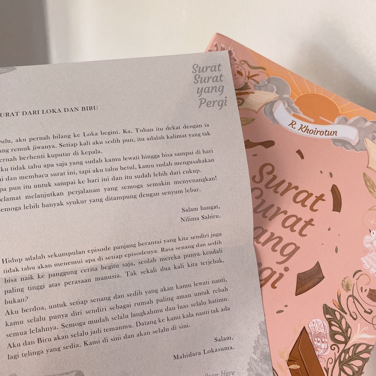 itsdysa's tweet photo. yayy ini buku ke-3 karya @heretheunsaid yang aku punya! (ga kalah cantik dari dua buku lainnya)💗 @Loveableous #ssyp #suratsuratyangpergi https://t.co/vKn9U3Dj1s