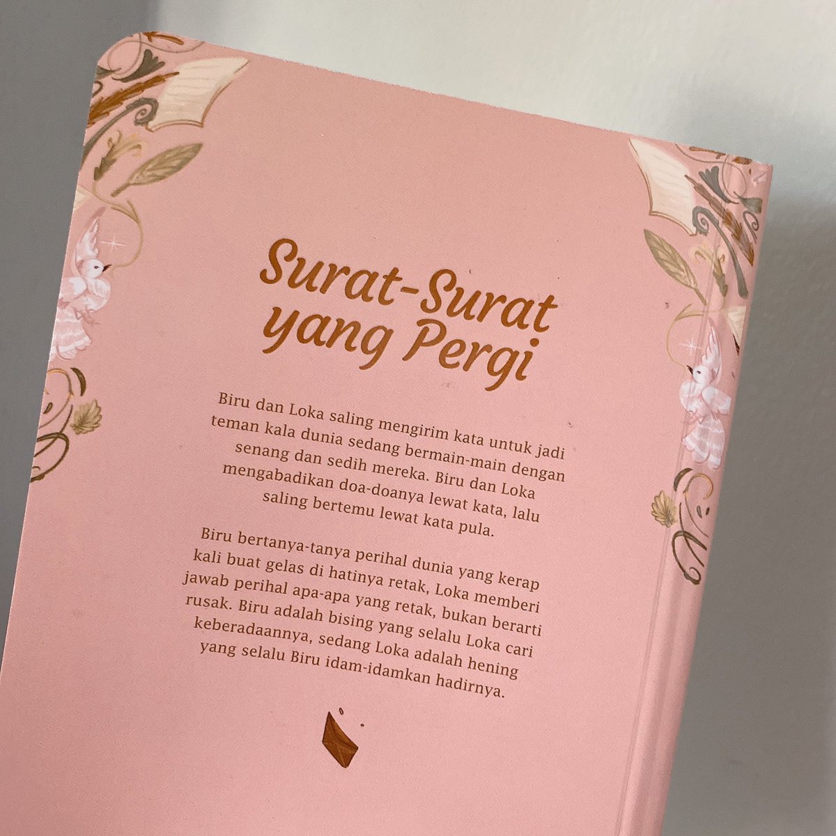 itsdysa's tweet photo. yayy ini buku ke-3 karya @heretheunsaid yang aku punya! (ga kalah cantik dari dua buku lainnya)💗 @Loveableous #ssyp #suratsuratyangpergi https://t.co/vKn9U3Dj1s