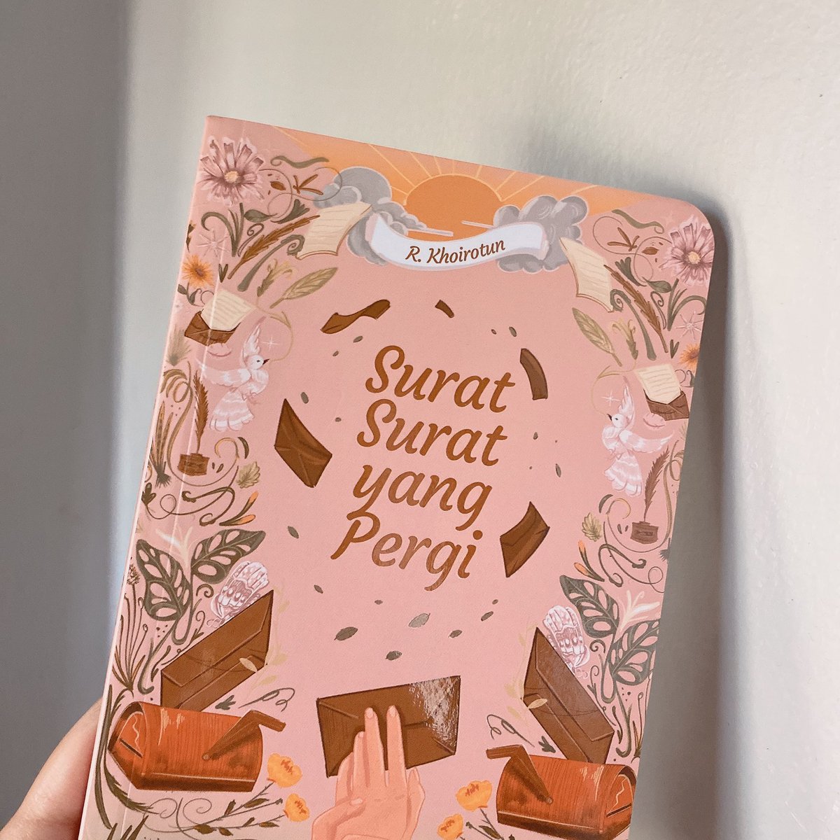 itsdysa's tweet photo. yayy ini buku ke-3 karya @heretheunsaid yang aku punya! (ga kalah cantik dari dua buku lainnya)💗 @Loveableous #ssyp #suratsuratyangpergi https://t.co/vKn9U3Dj1s
