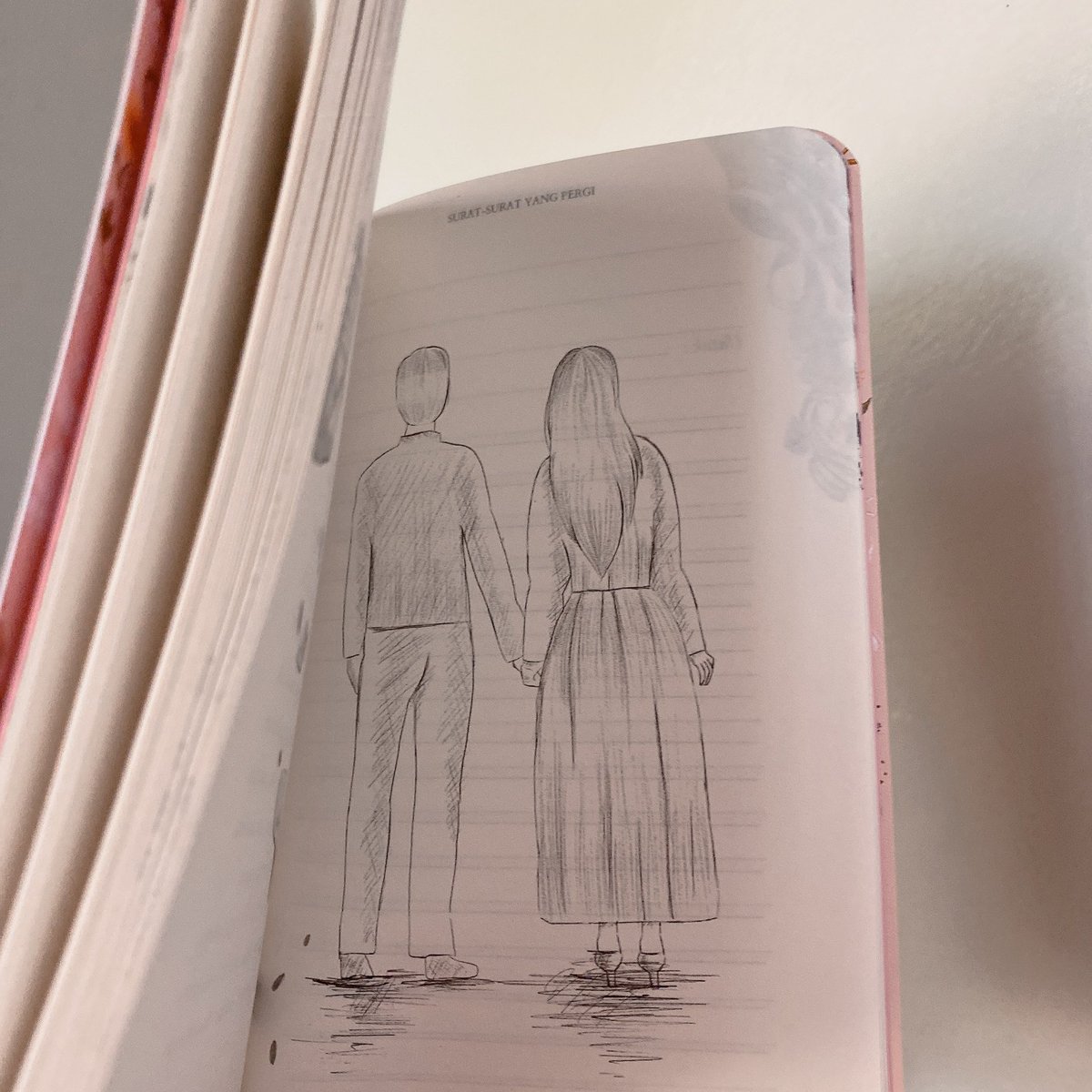 itsdysa's tweet photo. yayy ini buku ke-3 karya @heretheunsaid yang aku punya! (ga kalah cantik dari dua buku lainnya)💗 @Loveableous #ssyp #suratsuratyangpergi https://t.co/vKn9U3Dj1s