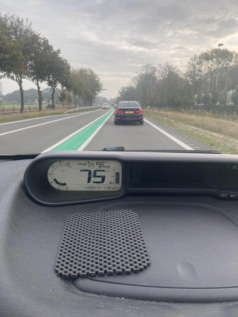 100, mensen. 100 toe nou eens. Kunnen <a href="/gemhardenberg/">Gemeente Hardenberg</a> en <a href="/Rijkswaterstaat/">Rijkswaterstaat</a> niet een paar grote borden neerzetten? Om gek van te worden. En nee, er reed geen vrachtwagen voor.