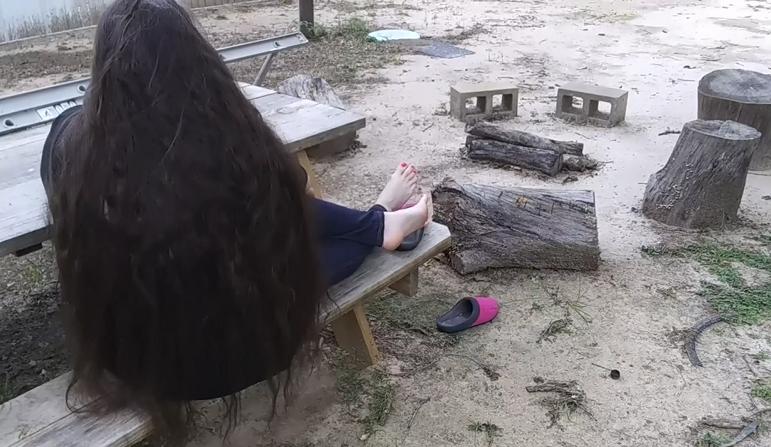 ShoeplayU's tweet photo. My wife relaxing in her favorite pink slippers. Full video available. Click the link on my profile. #shoeplay #dipping #dangling #shoeplayvideo https://t.co/ydg90sz8RB