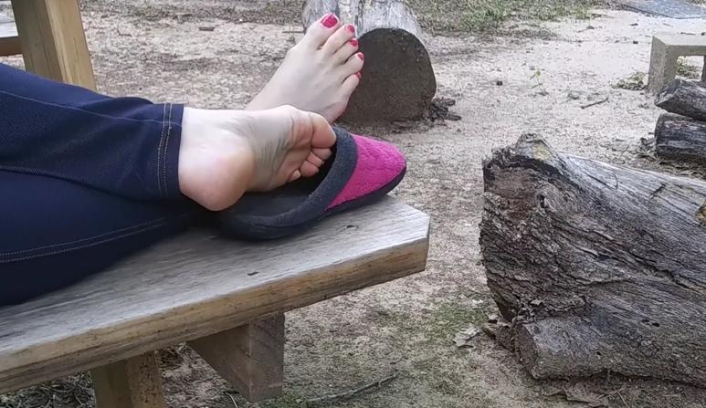 ShoeplayU's tweet photo. My wife relaxing in her favorite pink slippers. Full video available. Click the link on my profile. #shoeplay #dipping #dangling #shoeplayvideo https://t.co/ydg90sz8RB