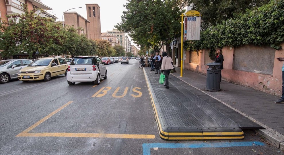 IMPUNITO [dal lat. impunitus, comp. di in-2 e punitus, part. pass. di punire] Non punito, non colpito dal giusto e meritato castigo. 3 auto parcheggiate alla fermata bus e utenti costretti ad attendere in strada #FascismoStradale In realtà ci sarebbe una cura efficace (foto2) ⤵️