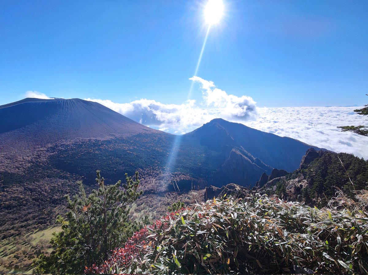 4thp4's tweet photo. 浅間山外輪山登ってきた!
ルートはヤマノススメ93-94合目準拠の反時計回り
写真では伝わりにくいけど、高度感がすごい https://t.co/ukbG5eWfc4