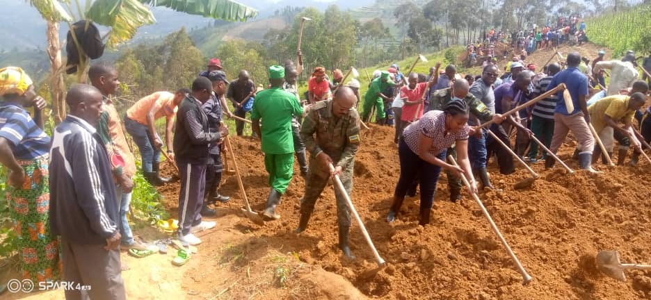 Guverineri w'Intara y' Iburengerazuba ari kwifatanya n' Abaturage b' Umurenge wa Kanjongo mu #Umuganda usoza ukwezi ahari gusizwa ibibanza by'ahazubakirwa abatishoboye harimo n'icya Nturanyenabo Fidele wabwiye Umukuru w' Igihugu ko adafite aho kuba ubwo aherutse gusura Nyamasheke
