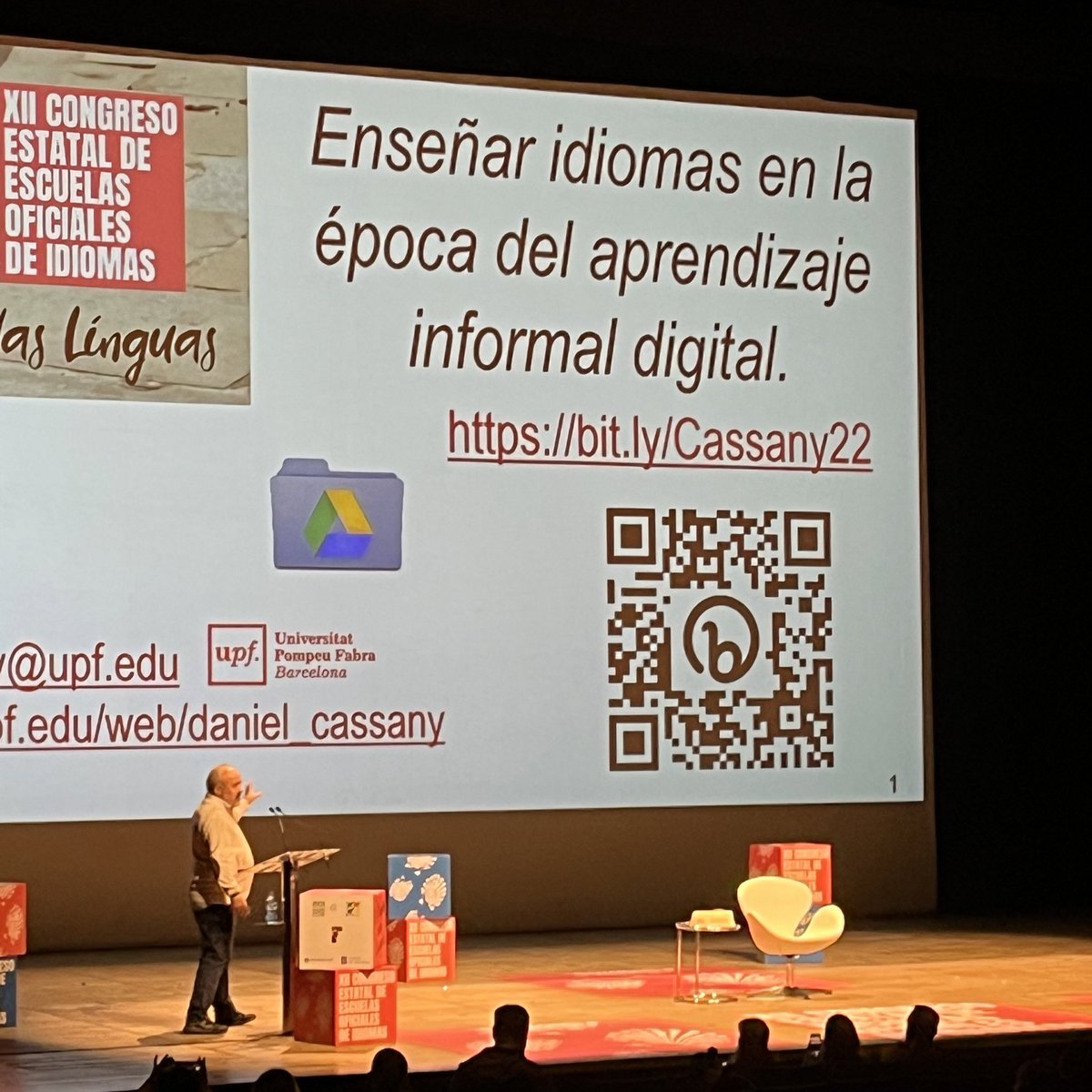 Comienza la ponencia de Daniel Cassany Comas.

En este QR podréis encontrar los materiales de “Enseñar idiomas en la época del aprendizaje digital”. 

#OCamiñoDasLinguas