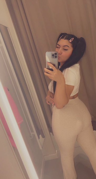 1 or 2 ? 😏 La 100 Retweet-uri pun si poza fara haine 😉 https://t.co/yDjEC3jDDP