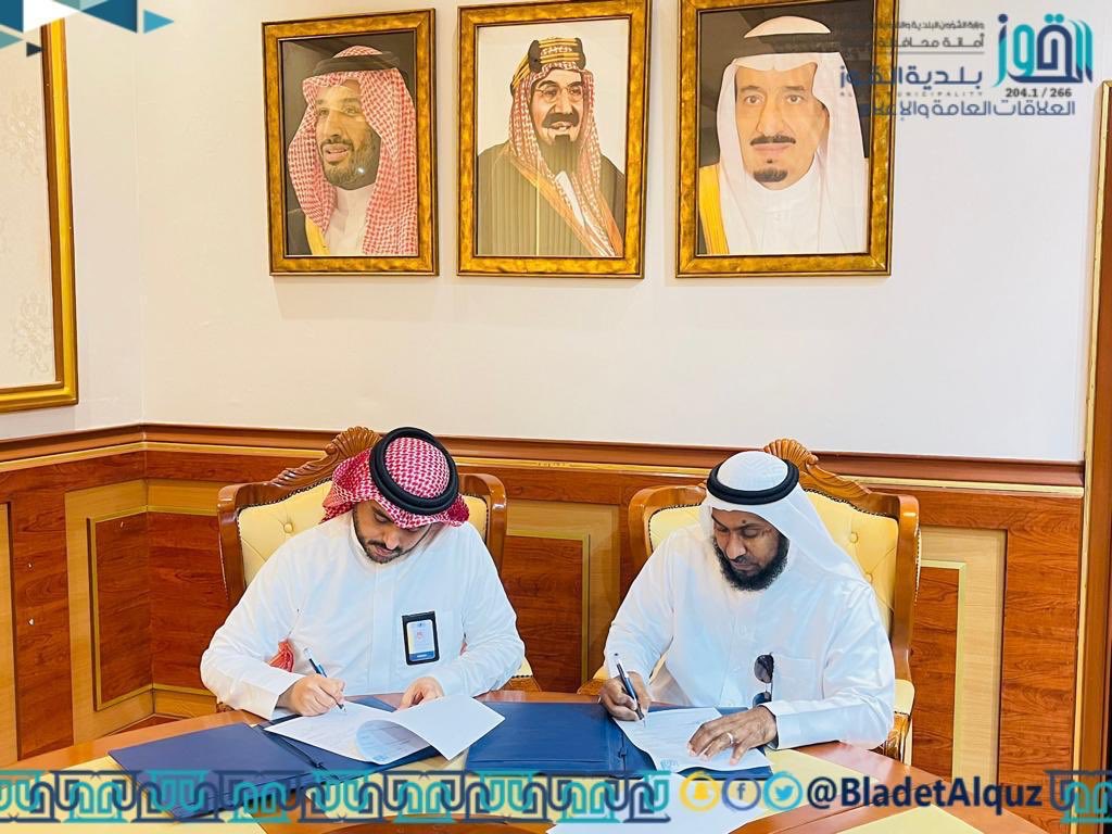 وقع رئيس #بلدية_القوز <a href="/BladetAlquz/">بلدية القوز</a> المهندس محمد بن عبده بنان عقد شراكة مجتمعية مع نادي القوز الرياضي بحضور رئيس النادي الاستاذ علي عشيري والأستاذ عمر الناشري,وذلك لتعزيز وتطوير العلاقة المجتمعية بين الطرفين  ونشر ثقافة العمل التطوعي والثقافي وتفعيلاً للأنشطة الرياضة