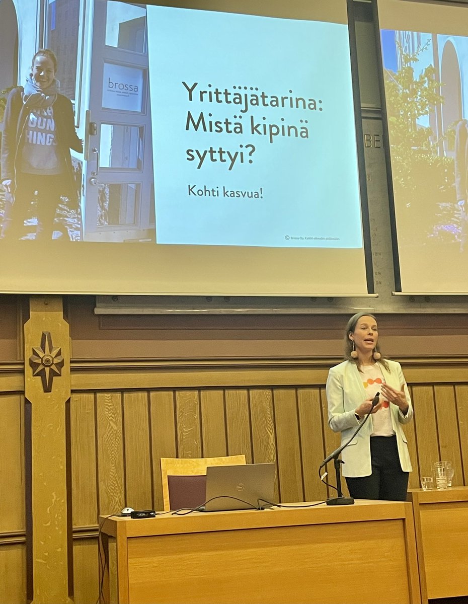 Vuorovaikutusta rakentamassa -seminaarissa palkittiin vuoden 2022 viestinnän ansioituneeksi alumniksi FM Kati Rautio <a href="/RautioKati/">Kati Rautio</a>. Lämpimät onnittelut Kati ja kiitos innostavasta yrittäjätarinastasi viestinnän ja vuorovaikutuksen kehittäjänä!
#viestintä #yrittäjyys #vvrakentamassa