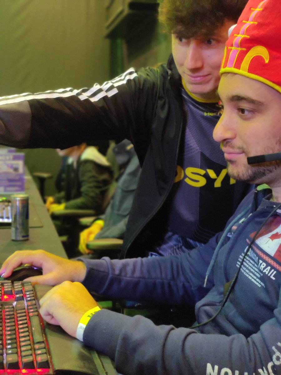 AnyClovers's tweet photo. @Hernasupp e @Fat_Benny sono pronti per iniziare la prima serie del torneo! 
Bo3 contro i @dren_bar Academy, purtroppo le partite non sono streammate ma potete consolarvi con questa foto😎🥵 https://t.co/qajYPqqWnr