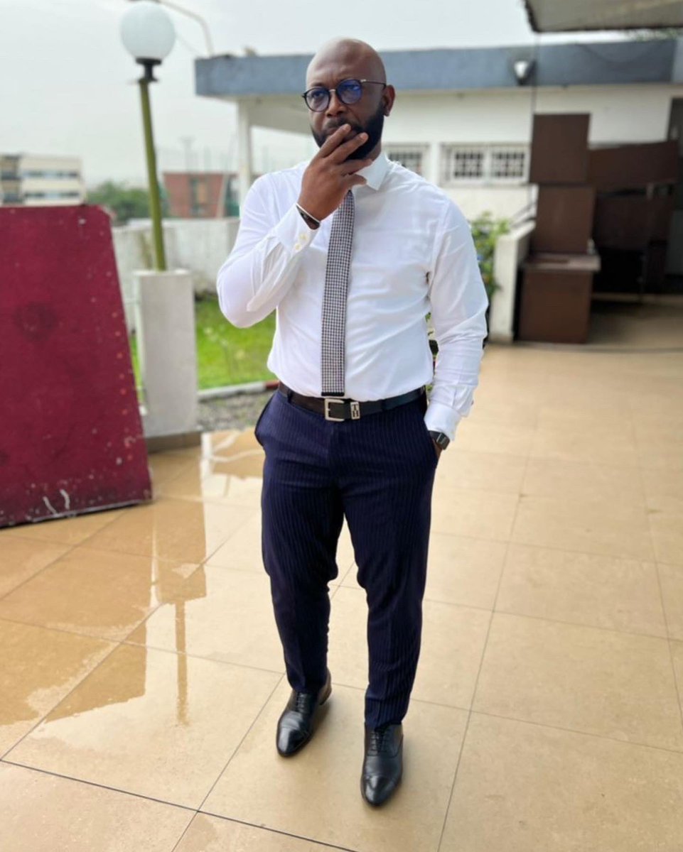 A stripe suit is the only patterned suit found in the classic capsule wardrobe, and it's one of the only patterns considered acceptable for standard business wear. 🤔
#limatjasino #bespoke