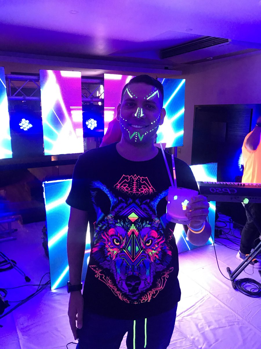 NickelHydroxide's tweet photo. The best Neon party I have ever had 😍🥰🎊 https://t.co/tbYC5MfffA
