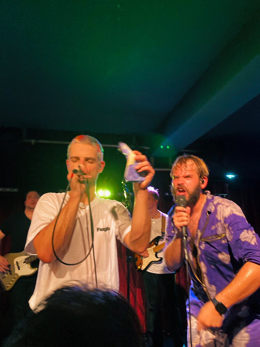 ems_dr's tweet photo. Was eine grandiose Party gestern Abend! Aber Realtalk: 9 Jahre kenn ich die Mukke jetzt und immer noch neue Ohrwürmer und Herzbrecher (looking at Up For Good). Respekt, Hut ab und danke! <3 #loveandpace https://t.co/6nX0wlpYzl