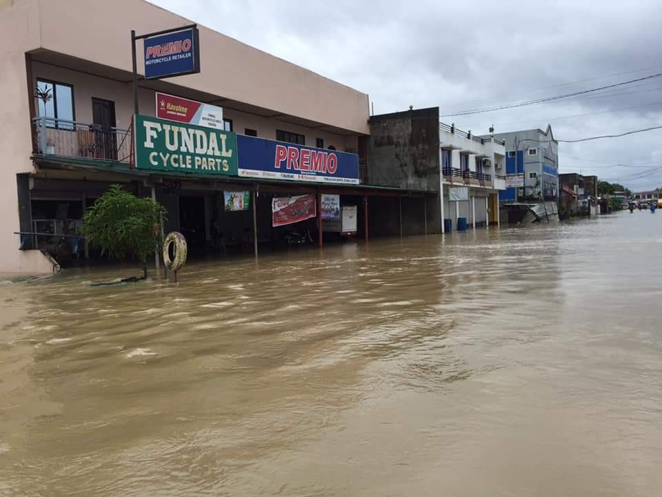 110899_'s tweet image. hello, a rt would help 🥹, sharing some capiz-based donation drives you can donate to para sa mga victims of typhoon paeng

flood pics are from PDRRMO Capiz 

#PaengPH #BagyongPaeng
#CapizNeedsHelp