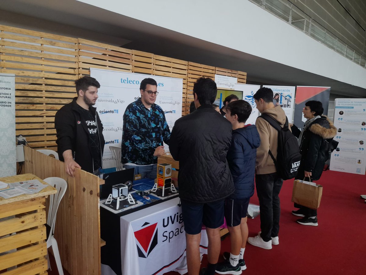 SagradoPlaceres's tweet photo. Alumnos de 4ºESO visitan #Edugal, salón educativo de referencia en Galicia, para informarse sobre a oferta formativa e orientación educativa https://t.co/j54vTMZ3HZ
