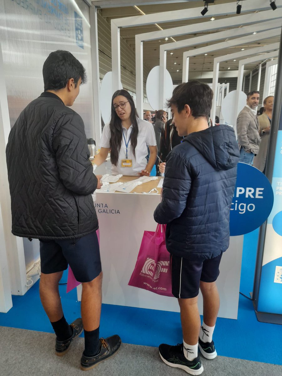 SagradoPlaceres's tweet photo. Alumnos de 4ºESO visitan #Edugal, salón educativo de referencia en Galicia, para informarse sobre a oferta formativa e orientación educativa https://t.co/j54vTMZ3HZ