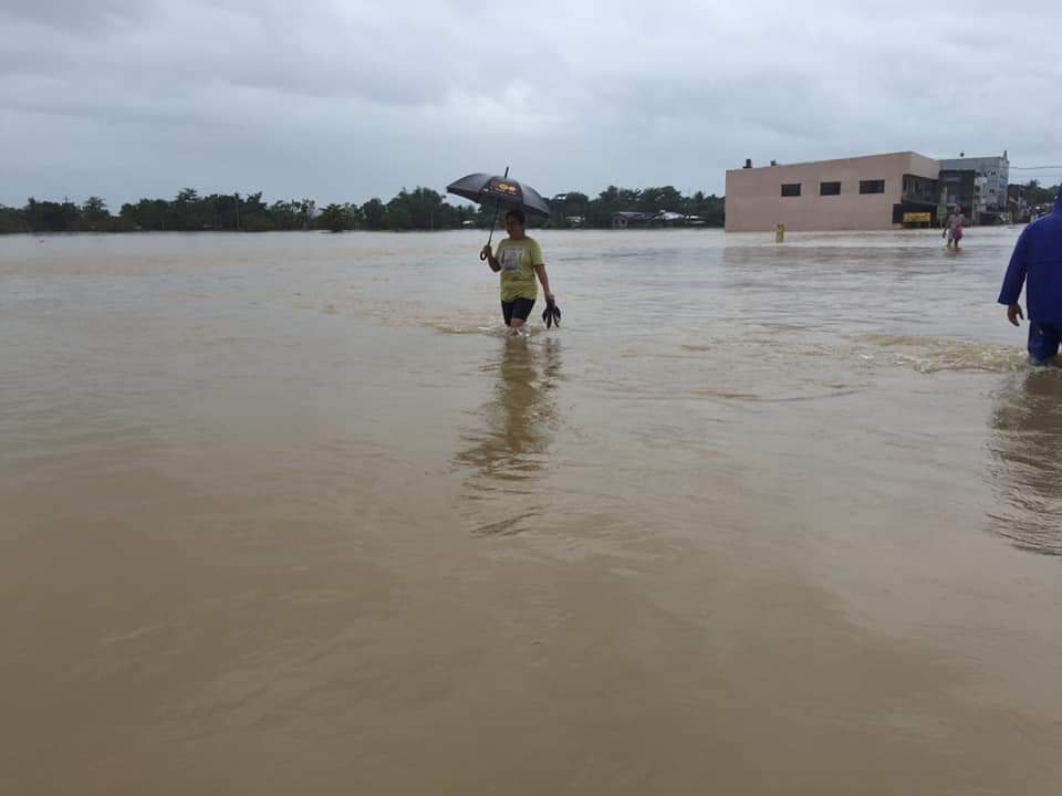 110899_'s tweet image. hello, a rt would help 🥹, sharing some capiz-based donation drives you can donate to para sa mga victims of typhoon paeng

flood pics are from PDRRMO Capiz 

#PaengPH #BagyongPaeng
#CapizNeedsHelp