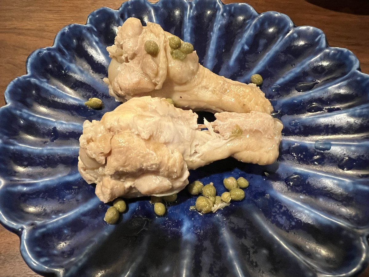 5Gallons's tweet photo. 新宿ゴールデン街　5GALLONSです。今夜のお通しは、鶏手羽元の山椒煮です。粒の山椒がピリリとお酒を誘います。お待ちしております。 https://t.co/NsA5jcCO2O