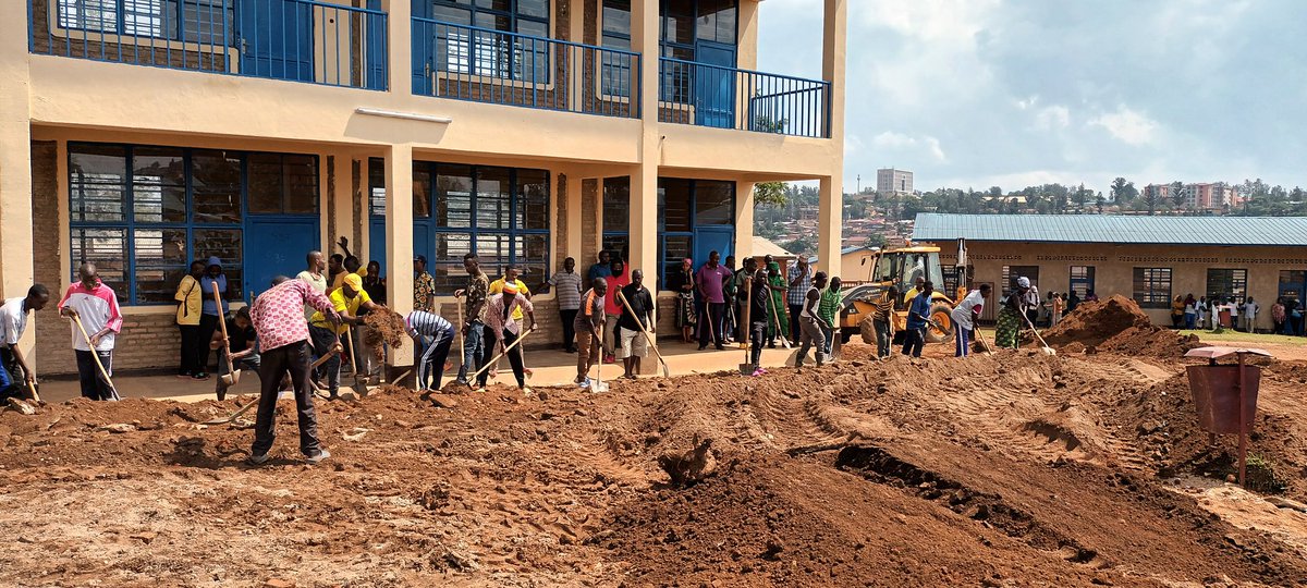 munaniracell2's tweet photo. #UmugandaRusange: None ku wa 29/10/2022, abaturage bagize Akagari ka #Munanira II na #Munanira I twashije #ikibanza kizubakwaho ibyumba by'#amashuri muri GS KABUSUNZU ibarizwa muri @SNyakabanda. Nyuma twaganirijwe kuri gahunda nziza za Leta na #ViceMayor w'Umujyi wa Kigali. https://t.co/x3XLru3QIQ