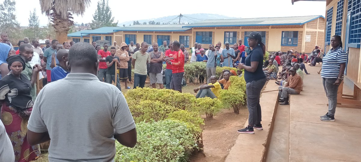 munaniracell2's tweet photo. #UmugandaRusange: None ku wa 29/10/2022, abaturage bagize Akagari ka #Munanira II na #Munanira I twashije #ikibanza kizubakwaho ibyumba by'#amashuri muri GS KABUSUNZU ibarizwa muri @SNyakabanda. Nyuma twaganirijwe kuri gahunda nziza za Leta na #ViceMayor w'Umujyi wa Kigali. https://t.co/x3XLru3QIQ