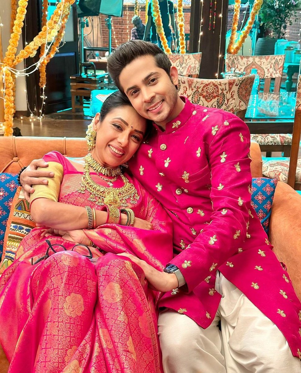 This pic just made my day😍😍😍❤ The mother son duo vibe is clearly visible 🥺❤ & How gorgeous are they looking🤩 🧿🧿🧿 #Anupamaa