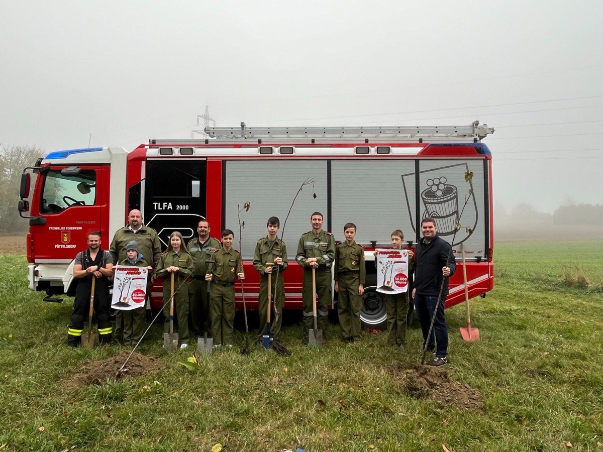 FFPoettelsdorf's tweet photo. 16 junge Held*innen - 16 junge Bäume. Die Feuerwehrjugend pflanzt im Rahmen der Feuerwehrjugendwoche 2022 Ahorn und Wildkirschen in Pöttelsdorf. #seidabei https://t.co/n2SfmfGQ7r