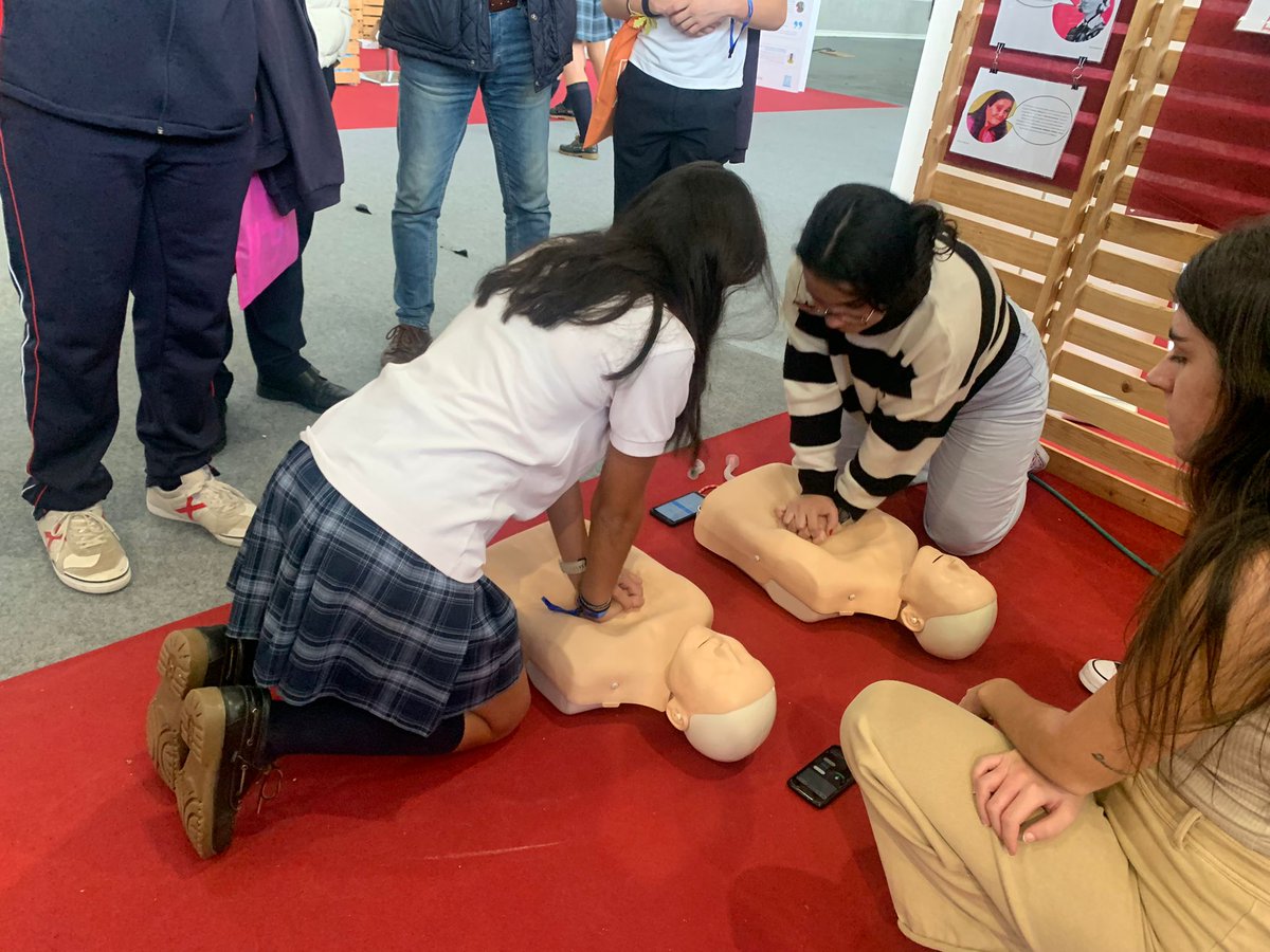 SagradoPlaceres's tweet photo. Alumnos de 4ºESO visitan #Edugal, salón educativo de referencia en Galicia, para informarse sobre a oferta formativa e orientación educativa https://t.co/j54vTMZ3HZ