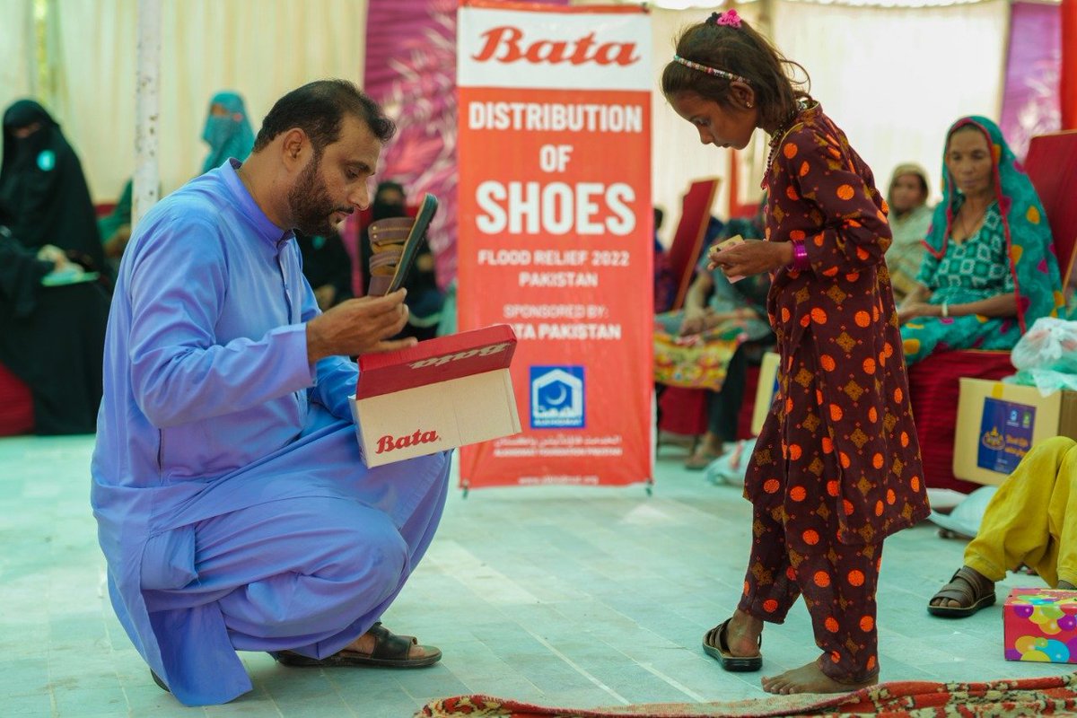 AlkhidmatOrg's tweet photo. Alkhidmat distributed pairs of shoes, donated by Bata, among flood-hit-barefoot children in Hala city of District Matiari.
Donate now: https://t.co/GzZrsTXpJH
#AlkhidmatFloodRelief https://t.co/VcOIQAtKBo