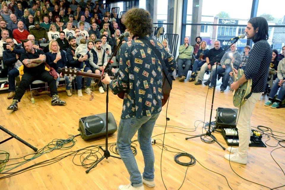 Who was at @LongwellRecords when @Razorlight did an instore in Keynsham! ? Although we had to move to library as 160 people turned up😂🤟 big ups all the customers who still shop with us & #razorlight who were mint to everyone that day 🙏