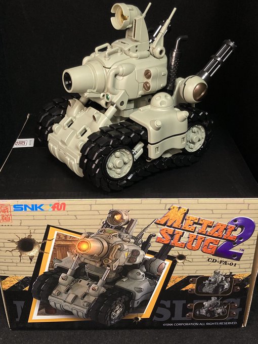 海外製のメタルスラッグ買っちゃった。なんとロボに変形するという驚きのアイテムだけどちゃんとSNKのライセンス品という。思ってたよりデカいのもあってメタスラ形態で飾ってるだけでも満足度高いのだわ。ロボ形態はデザイン的に好みが分かれるかもだけど、可動が優秀なので動かしてて楽しい😊 
