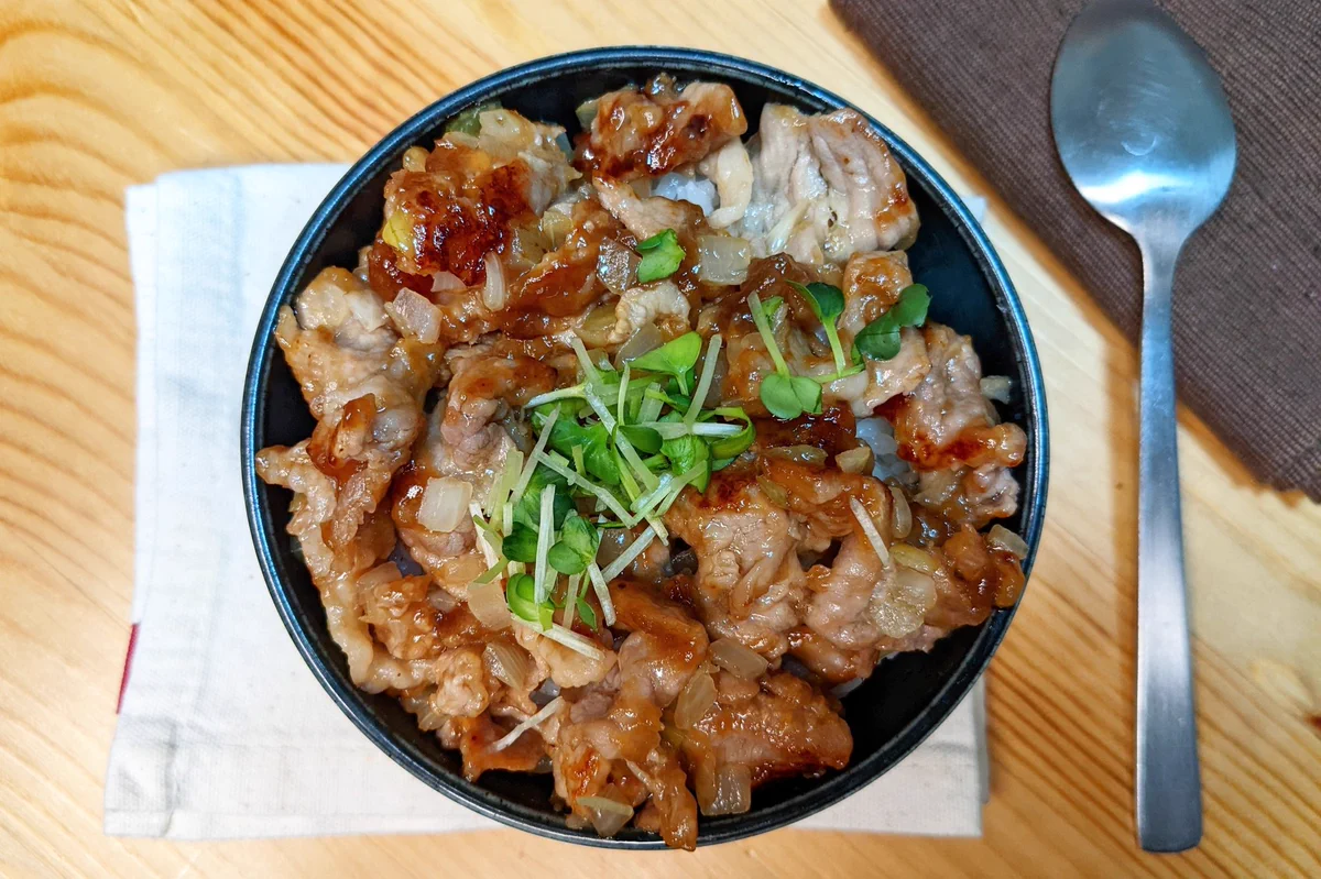 ご飯が進んで困っちゃう！？「てりやき生姜焼き」。