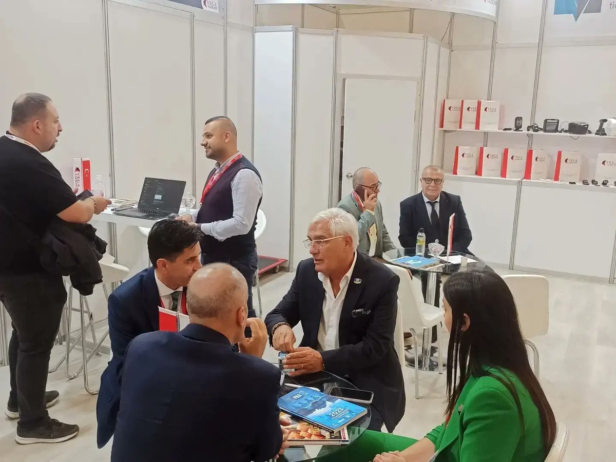 ArmiyaTeknoloji's tweet photo. ARMİYA TEKNOLOJİ, BAYİM OLUR MUSUN FUARI’NDA YERİNİ ALDI
20. Bayim Olur musun Franchising ve Markalı Bayilik Fuarı’nda Armiya Teknoloji birbirinden önemli misafirlerini ağırlamaya devam ediyor. 

#BayimOlurmusun #Franchising #ArmiyaTeknoloji #TeknolojiBurada #VegaŞefim #Vegarson https://t.co/tESGdTHeXJ