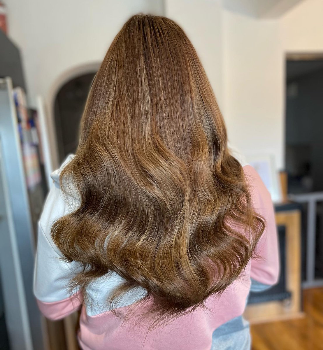 20" Weft fitted by @megshairandextensions in shades Gorgeous Gossip &amp; Hollywood Hottie⁠. Get The Look with our Luxe Clip-in Extensions. Use code YEAH10 for 10% off your first order⁠.
💵 Wear now, pay later
✈️ Worldwide shipping⁠
📦 Next day delivery &amp; free shipping available⁠