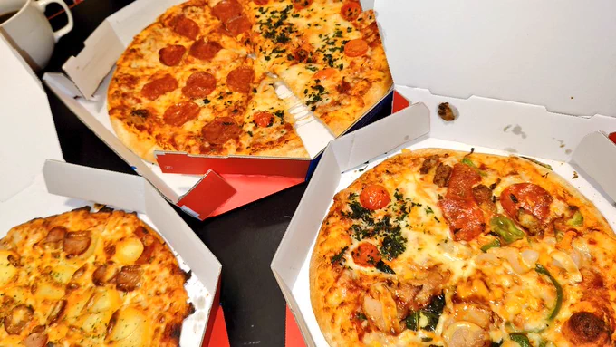 昨日食べすぎたせいで、いま起きた。 
