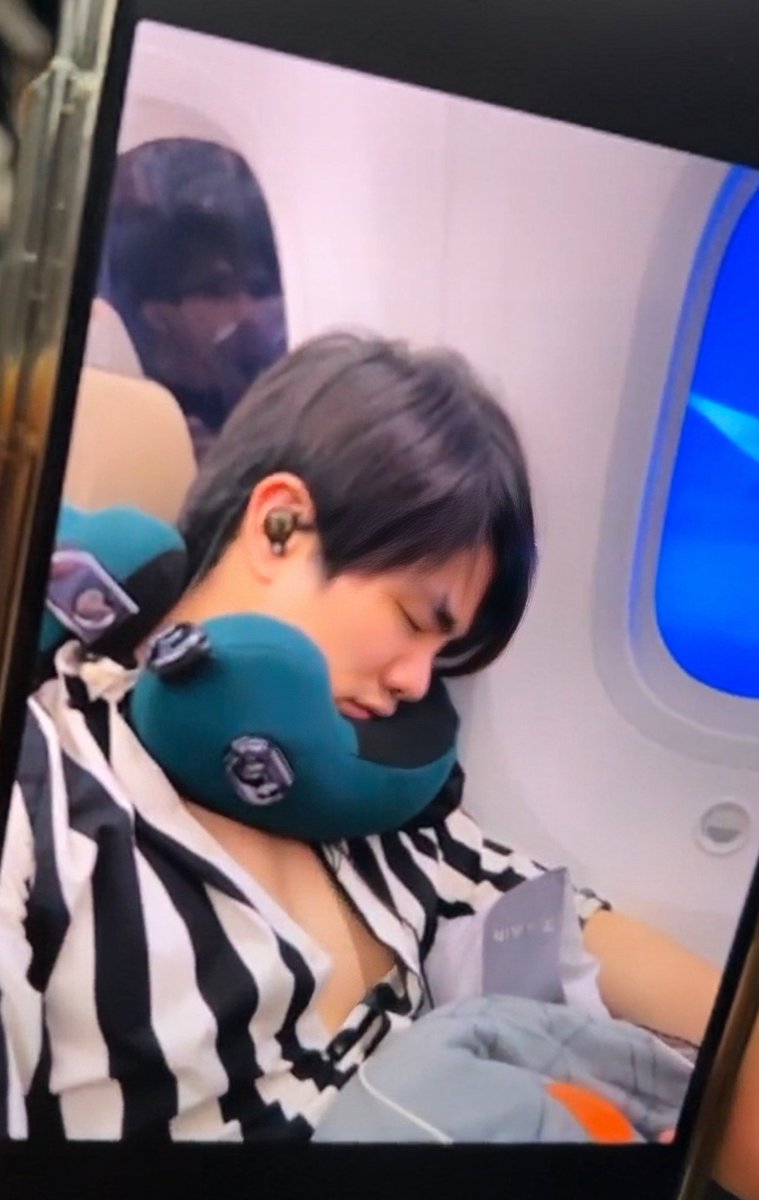 lovelymilemine's tweet photo. น้องโปปล่อยรูปนี้ออกมาทีคร้าบ55555555 เอ็นดูนอนท่านอนมาก55555555 

—  @milephakphum 
      #MilePhakphum https://t.co/c018eO67cr