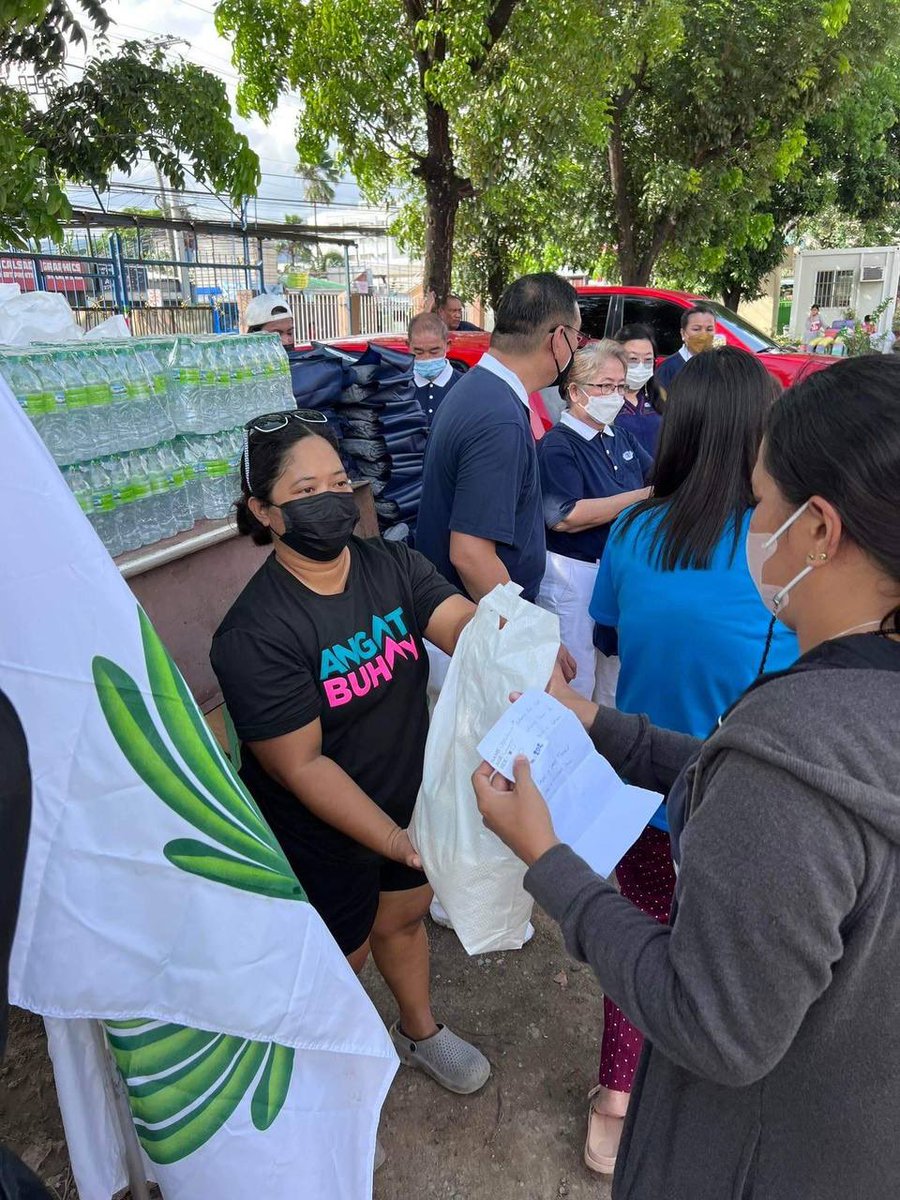 angatbuhay_ph's tweet photo. Agad na nagpaabot ng tulong ang ating volunteer groups sa mga kababayang apektado ng bagyong #PaengPH sa Zamboanga. https://t.co/UWlg1WKHBm