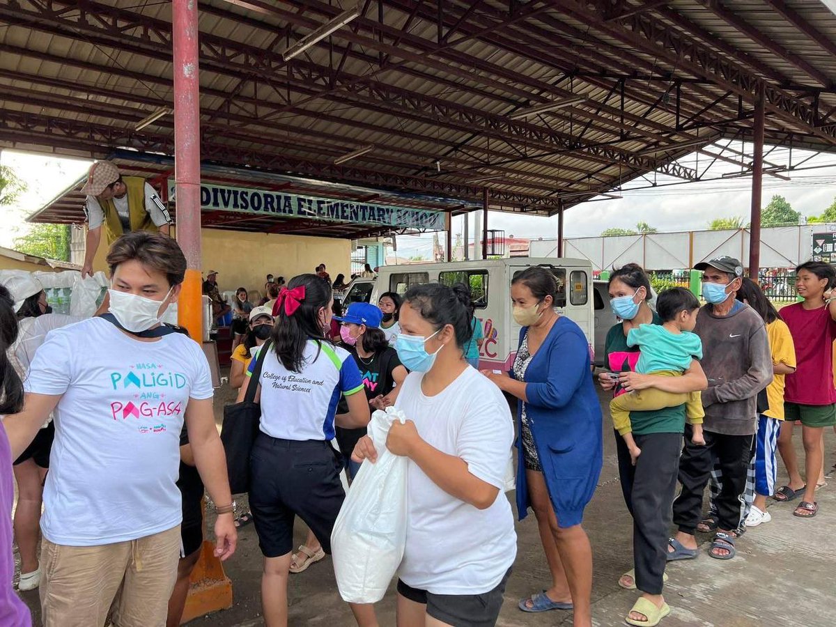 angatbuhay_ph's tweet photo. Agad na nagpaabot ng tulong ang ating volunteer groups sa mga kababayang apektado ng bagyong #PaengPH sa Zamboanga. https://t.co/UWlg1WKHBm