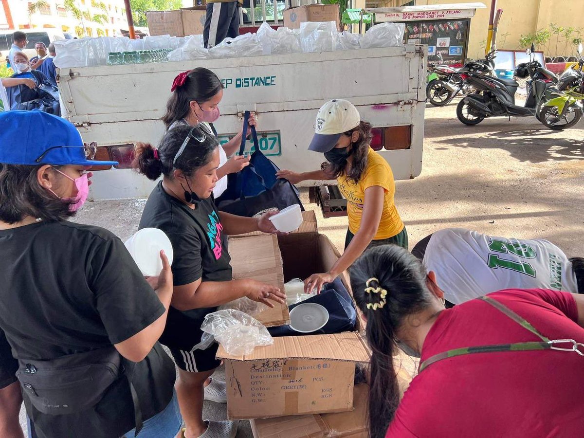 angatbuhay_ph's tweet photo. Agad na nagpaabot ng tulong ang ating volunteer groups sa mga kababayang apektado ng bagyong #PaengPH sa Zamboanga. https://t.co/UWlg1WKHBm