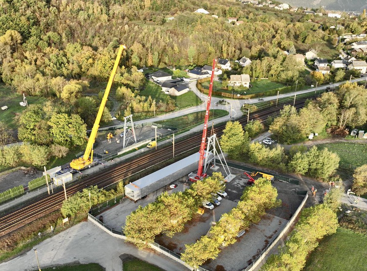🏗 #chantiers | Montage du convoyeur en cours ce matin en #Maurienne. Cette bande transporteuse de 1200 mètres de long transportera les matériaux d’excavation du chantier du tunnel de base #LyonTurin de Saint-Julien-MontDenis jusqu’au site des Resses.