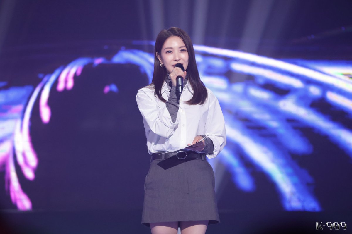 NoBoANoLife's tweet photo. [ 𝐌𝐔𝐒𝐈𝐂 𝐔𝐍𝐈𝐕𝐄𝐑𝐒𝐄 𝐊-𝟗𝟎𝟗 ]
[909 현장포토] MC 보아(BoA) "잠시 모든 짐을 내려놓고 자신을 안아줘요"

https://t.co/QSSagdAai1

#K909 #KPOP #BoA #보아 https://t.co/y21QXxWLG6