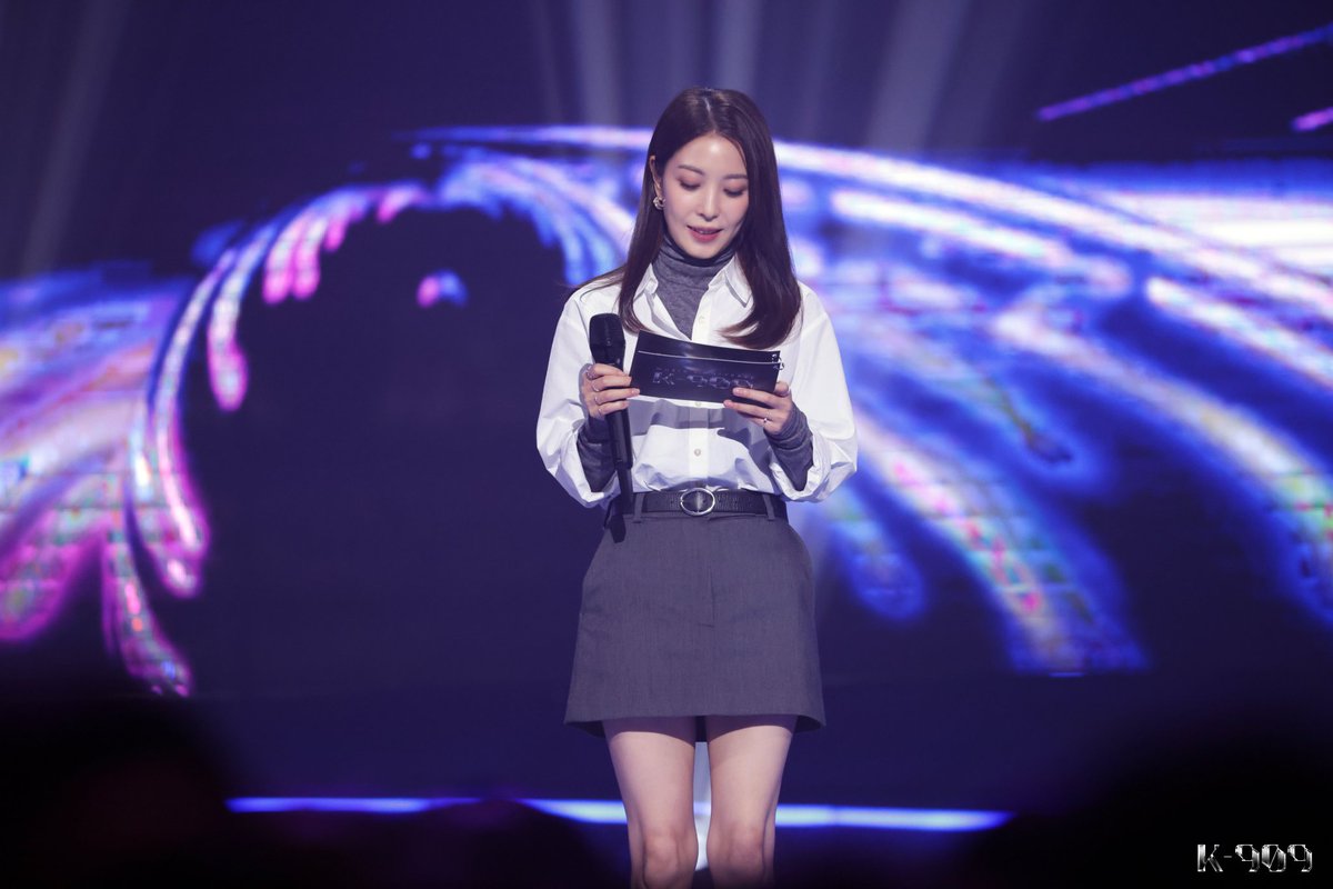 NoBoANoLife's tweet photo. [ 𝐌𝐔𝐒𝐈𝐂 𝐔𝐍𝐈𝐕𝐄𝐑𝐒𝐄 𝐊-𝟗𝟎𝟗 ]
[909 현장포토] MC 보아(BoA) "잠시 모든 짐을 내려놓고 자신을 안아줘요"

https://t.co/QSSagdAai1

#K909 #KPOP #BoA #보아 https://t.co/y21QXxWLG6