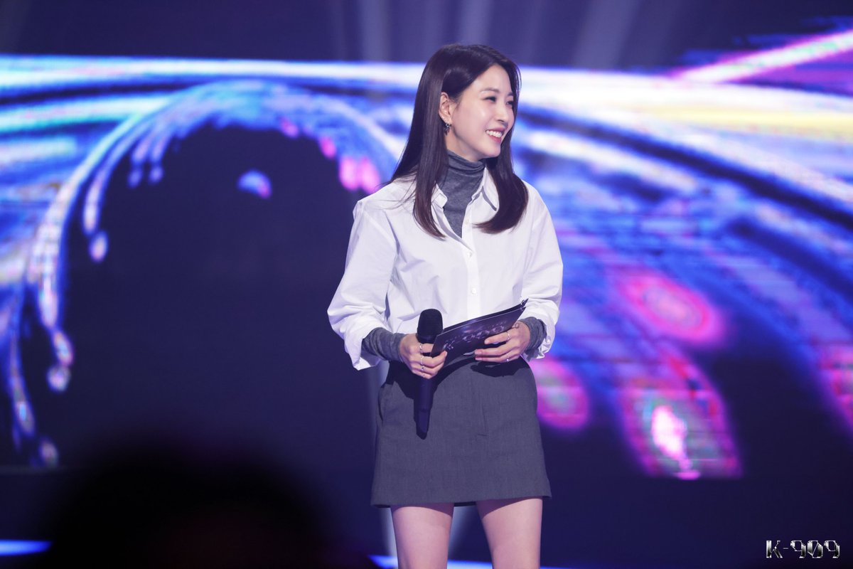 NoBoANoLife's tweet photo. [ 𝐌𝐔𝐒𝐈𝐂 𝐔𝐍𝐈𝐕𝐄𝐑𝐒𝐄 𝐊-𝟗𝟎𝟗 ]
[909 현장포토] MC 보아(BoA) "잠시 모든 짐을 내려놓고 자신을 안아줘요"

https://t.co/QSSagdAai1

#K909 #KPOP #BoA #보아 https://t.co/y21QXxWLG6